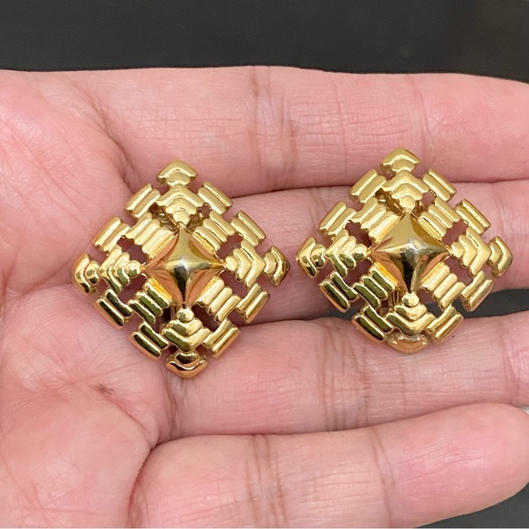 Vintage 70’s MONET Gold-tone Geometric Square Weave Clip Earrings - Picture 3 of 14